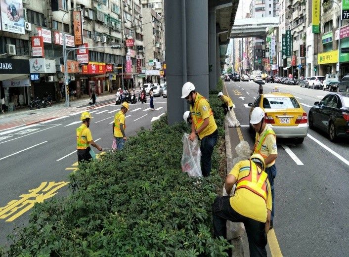 豪雨過後易產生污水、污泥或廢棄物,清理家園時務必穿著雨鞋或防水長靴、配戴防水手套及口罩。 圖:疾管署/提供 豪雨過後易產生污水、污泥或廢棄物,清理家園時務必穿著雨鞋或防水長靴、配戴防水手套及口罩。 圖:疾管署/提供
