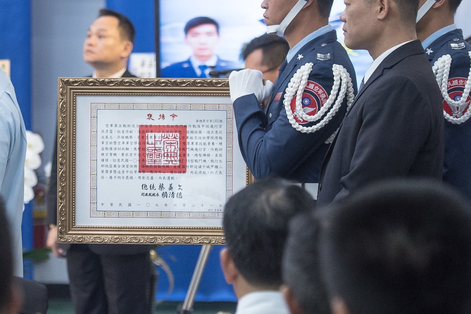 國防部長嚴德發陪同蔡英文至靈堂上香致意,頒發褒揚令及弔唁,並慰問家屬。嚴德發代表總統頒發旌忠狀,追頒干城甲種二等、楷模甲種二等、二等宣威及三等宣威等獎章,並追晉中校,遺靈棺木上也覆蓋著國旗,感念這位英勇軍人對國家的貢獻。 圖:翻攝自蔡英文臉書 國防部長嚴德發陪同蔡英文至靈堂上香致意,頒發褒揚令及弔唁,並慰問家屬。嚴德發代表總統頒發旌忠狀,追頒干城甲種二等、楷模甲種二等、二等宣威及三等宣威等獎章,並追晉中校,遺靈棺木上也覆蓋著國旗,感念這位英勇軍人對國家的貢獻。 圖:翻攝自蔡英文臉書