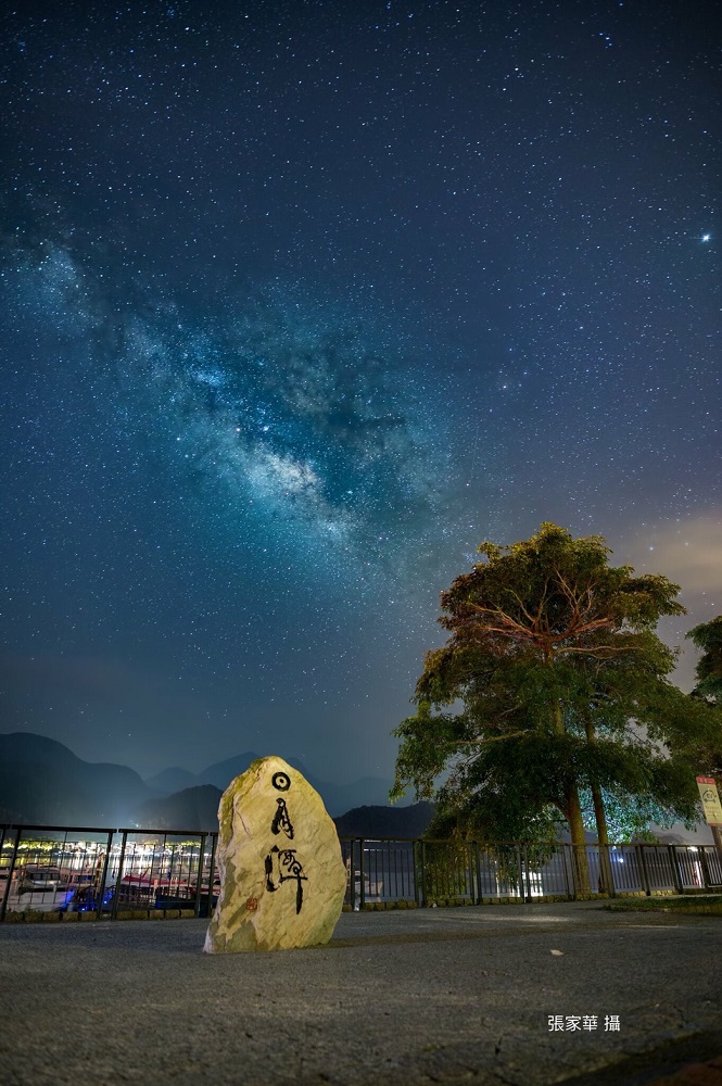 南投縣政府今日正式迎接南投星空季的到來,並且公布五大星空地圖,包括杉林溪、清境、溪頭、日月潭以及猴探井觀星區。圖為日月潭星空。 圖:南投縣政府提供/張家華攝 南投縣政府今日正式迎接南投星空季的到來,並且公布五大星空地圖,包括杉林溪、清境、溪頭、日月潭以及猴探井觀星區。圖為日月潭星空。 圖:南投縣政府提供/張家華攝