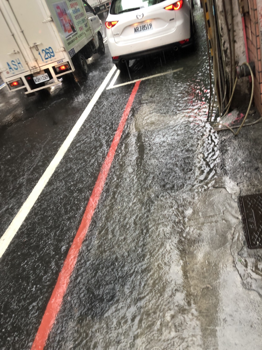 基隆市因短時間內的強降雨,造成基隆義二路及義五路路段排水不及,積水升至腳踝。 圖:基隆市政府/提供 基隆市因短時間內的強降雨,造成基隆義二路及義五路路段排水不及,積水升至腳踝。 圖:基隆市政府/提供