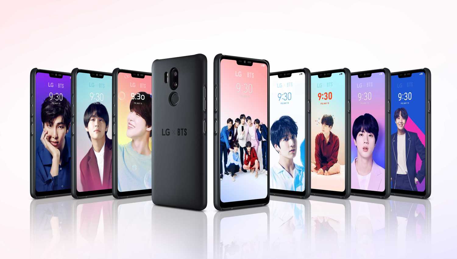 韓國知名品牌「LG」今(22)日宣布旗艦機將在台上市,預購更送年度代言人「防彈少年團」(BTS)的禮盒,還能抽SBS SUPER CONCERT IN TAIPEI 搖滾區門票,與偶像面對面,這個用心良苦便是希望能夠帶動買氣,在旗艦機海中殺出一條血路。 圖:LG/提供 韓國知名品牌「LG」今(22)日宣布旗艦機將在台上市,預購更送年度代言人「防彈少年團」(BTS)的禮盒,還能抽SBS SUPER CONCERT IN TAIPEI 搖滾區門票,與偶像面對面,這個用心良苦便是希望能夠帶動買氣,在旗艦機海中殺出一條血路。 圖:LG/提供