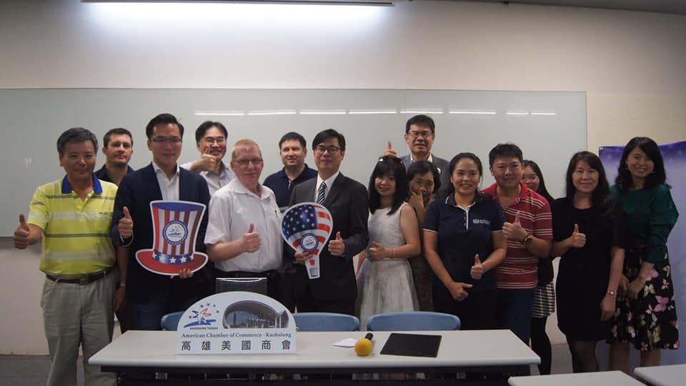 陳其邁今天參與高雄美國商會會員大會演講,與商會會長艾德華(Brian Aiello)及會員分享城市治理的想法,氣氛熱絡。 圖:陳其邁競選辦公室/提供 陳其邁今天參與高雄美國商會會員大會演講,與商會會長艾德華(Brian Aiello)及會員分享城市治理的想法,氣氛熱絡。 圖:陳其邁競選辦公室/提供