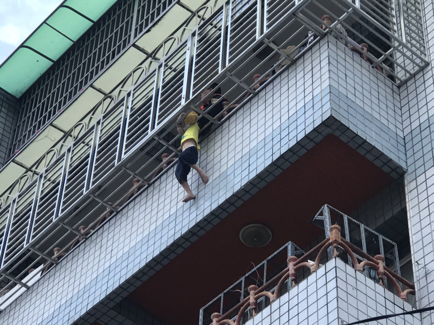 今(23)日屏東市消防局獲報,有一男童懸空卡在欄杆上,消防局立即派遣雲梯前往救援,已順利脫困,及時阻止一場悲劇的發生。 圖:屏東市消防局/提供 今(23)日屏東市消防局獲報,有一男童懸空卡在欄杆上,消防局立即派遣雲梯前往救援,已順利脫困,及時阻止一場悲劇的發生。 圖:屏東市消防局/提供