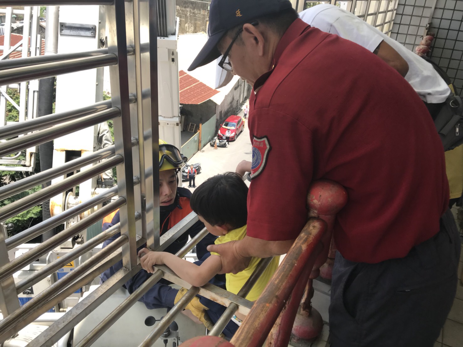 消防人員抵現場後,立即升梯及鋪設氣墊,並破壞5樓晴雨窗、從6樓垂降抓住小孩。 圖:屏東市消防局/提供 消防人員抵現場後,立即升梯及鋪設氣墊,並破壞5樓晴雨窗、從6樓垂降抓住小孩。 圖:屏東市消防局/提供