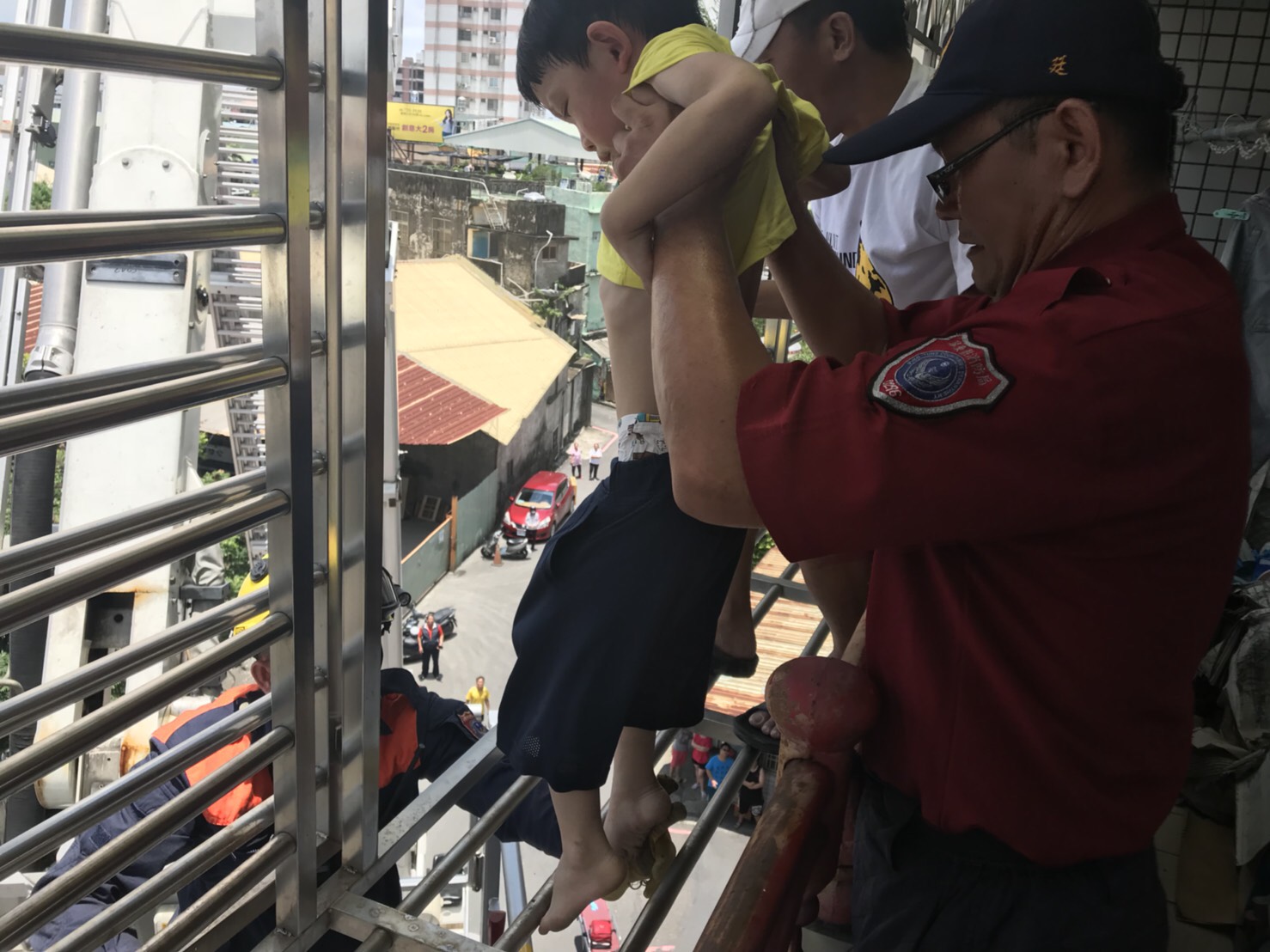 消防人員順利救出受困男童。 圖:屏東市消防局/提供 消防人員順利救出受困男童。 圖:屏東市消防局/提供