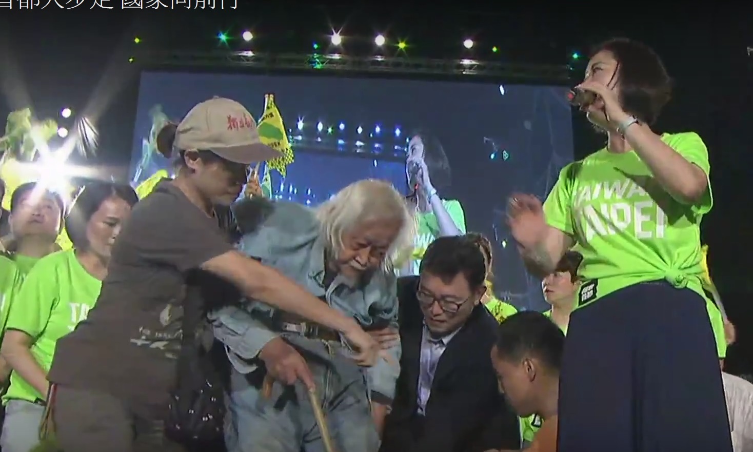 獨台會創辦人史明23日上台擁抱姚文智。 圖:翻拍自民進黨影音網站 獨台會創辦人史明23日上台擁抱姚文智。 圖:翻拍自民進黨影音網站
