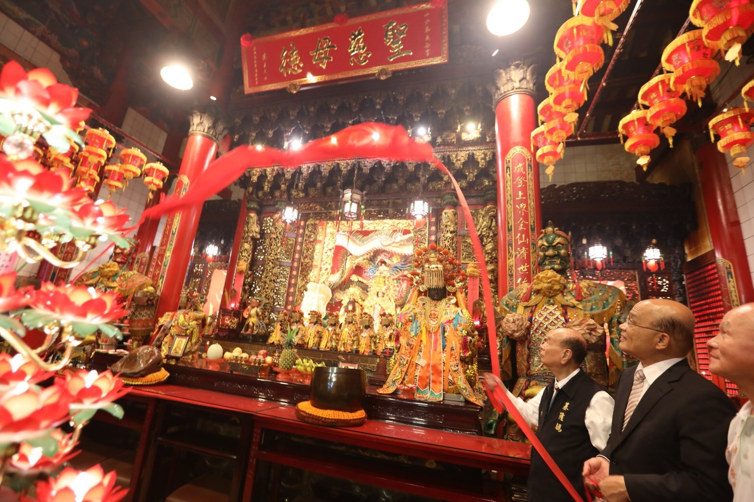 蘇貞昌與國策顧問黃承國、童永以及平溪地方代表共同參與成安宮揭牌儀式。 圖:蘇貞昌競選辦公室/提供 蘇貞昌與國策顧問黃承國、童永以及平溪地方代表共同參與成安宮揭牌儀式。 圖:蘇貞昌競選辦公室/提供