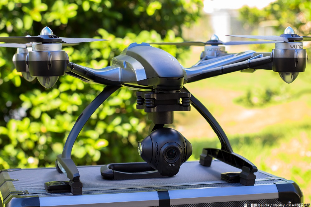 「無人飛行載具(Unmanned Aerial Vehicle,簡稱UAV)」,有四軸、六軸、八軸不等的設計,是近年各大科技廠商投入開發的產品。 圖:翻攝自Flickr/Stanley Russell開放權限 「無人飛行載具(Unmanned Aerial Vehicle,簡稱UAV)」,有四軸、六軸、八軸不等的設計,是近年各大科技廠商投入開發的產品。 圖:翻攝自Flickr/Stanley Russell開放權限