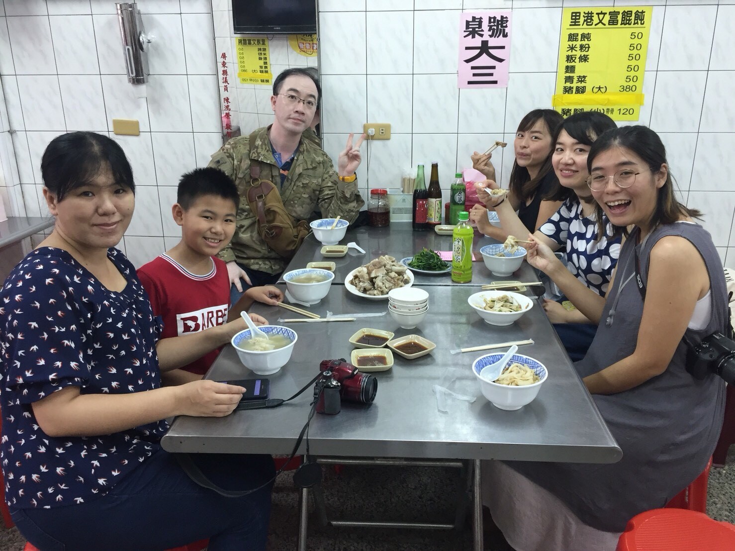 最新一次採現團帶部落客們品嚐里港知名的扁食餛飩、遠近馳名的萬巒豬腳,讓他們對客家文化留下滿滿的驚豔。 圖:屏東縣政府/提供 最新一次採現團帶部落客們品嚐里港知名的扁食餛飩、遠近馳名的萬巒豬腳,讓他們對客家文化留下滿滿的驚豔。 圖:屏東縣政府/提供