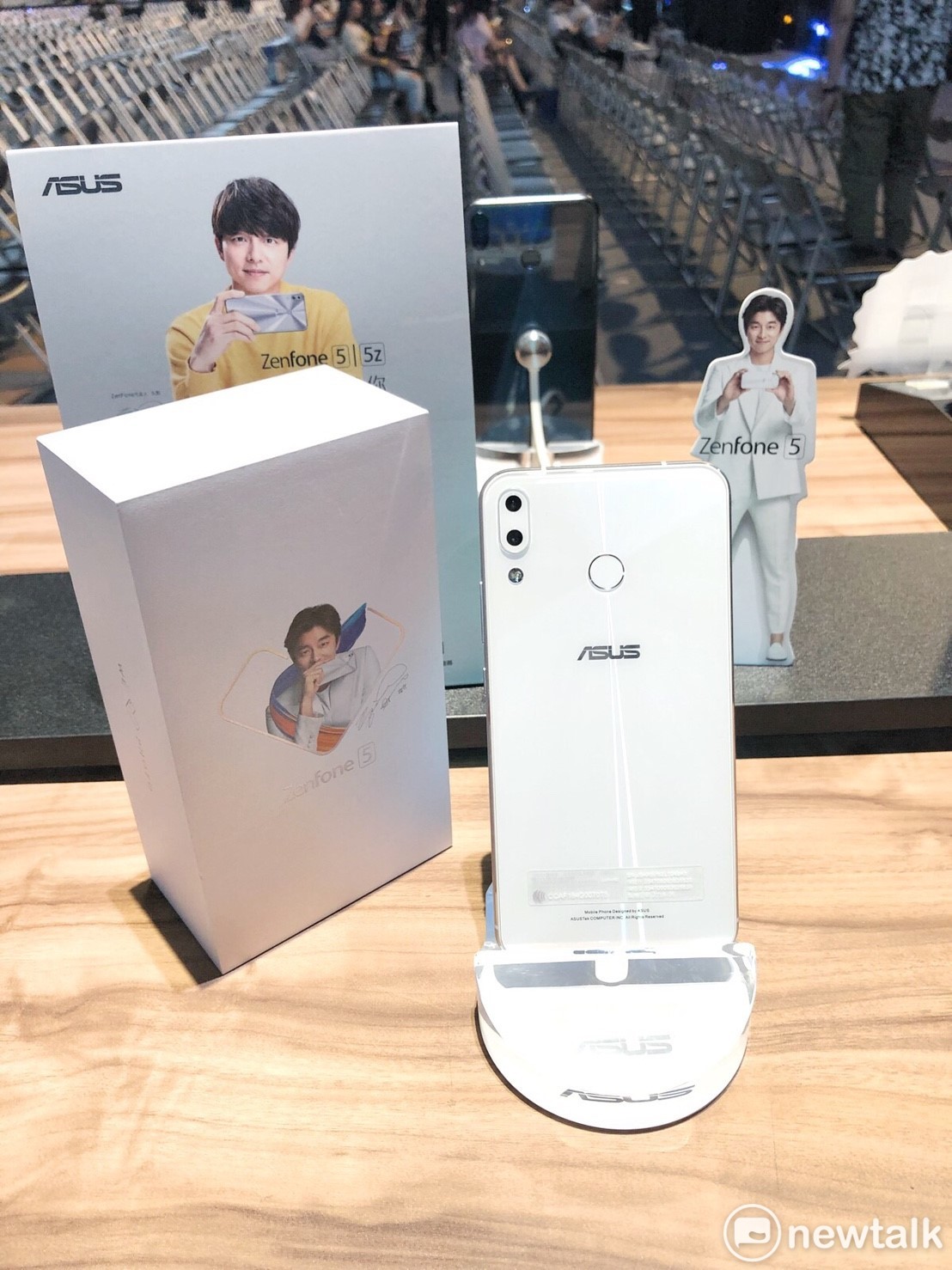 今日在台北市網球中心,ASUS公開了ZenFone5全新「雪花白」顏色。 圖:丘秝榕/攝 今日在台北市網球中心,ASUS公開了ZenFone5全新「雪花白」顏色。 圖:丘秝榕/攝