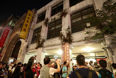 知名連鎖書店品牌金石堂城中店24日晚間10時正式熄燈，閉店前10分鐘，34名歷屆員工分別站在大門左右兩側送客，對離開店面的顧客高喊「謝謝光臨」，也有民眾高喊「謝謝招待」善意回應，場面溫馨不已。