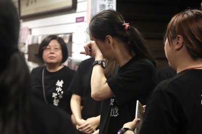 知名連鎖書店品牌金石堂城中店24日晚間10時正式熄燈，閉店前10分鐘，34名歷屆員工分別站在大門左右兩側送客，對離開店面的顧客高喊「謝謝光臨」，也有民眾高喊「謝謝招待」善意回應，場面溫馨不已。