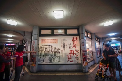 知名連鎖書店品牌金石堂城中店24日晚間10時正式熄燈，閉店前10分鐘，34名歷屆員工分別站在大門左右兩側送客，對離開店面的顧客高喊「謝謝光臨」，也有民眾高喊「謝謝招待」善意回應，場面溫馨不已。