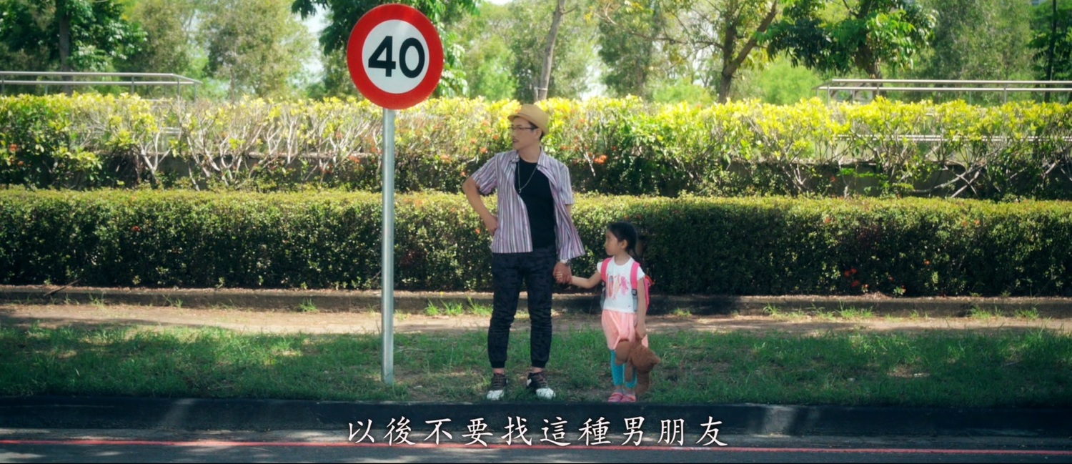 高雄市新聞局推出短片有笑點,片中父親告誡女孩,別找愛騎車耍帥的男孩當男。 圖:高雄市新聞局/提供 高雄市新聞局推出短片有笑點,片中父親告誡女孩,別找愛騎車耍帥的男孩當男。 圖:高雄市新聞局/提供