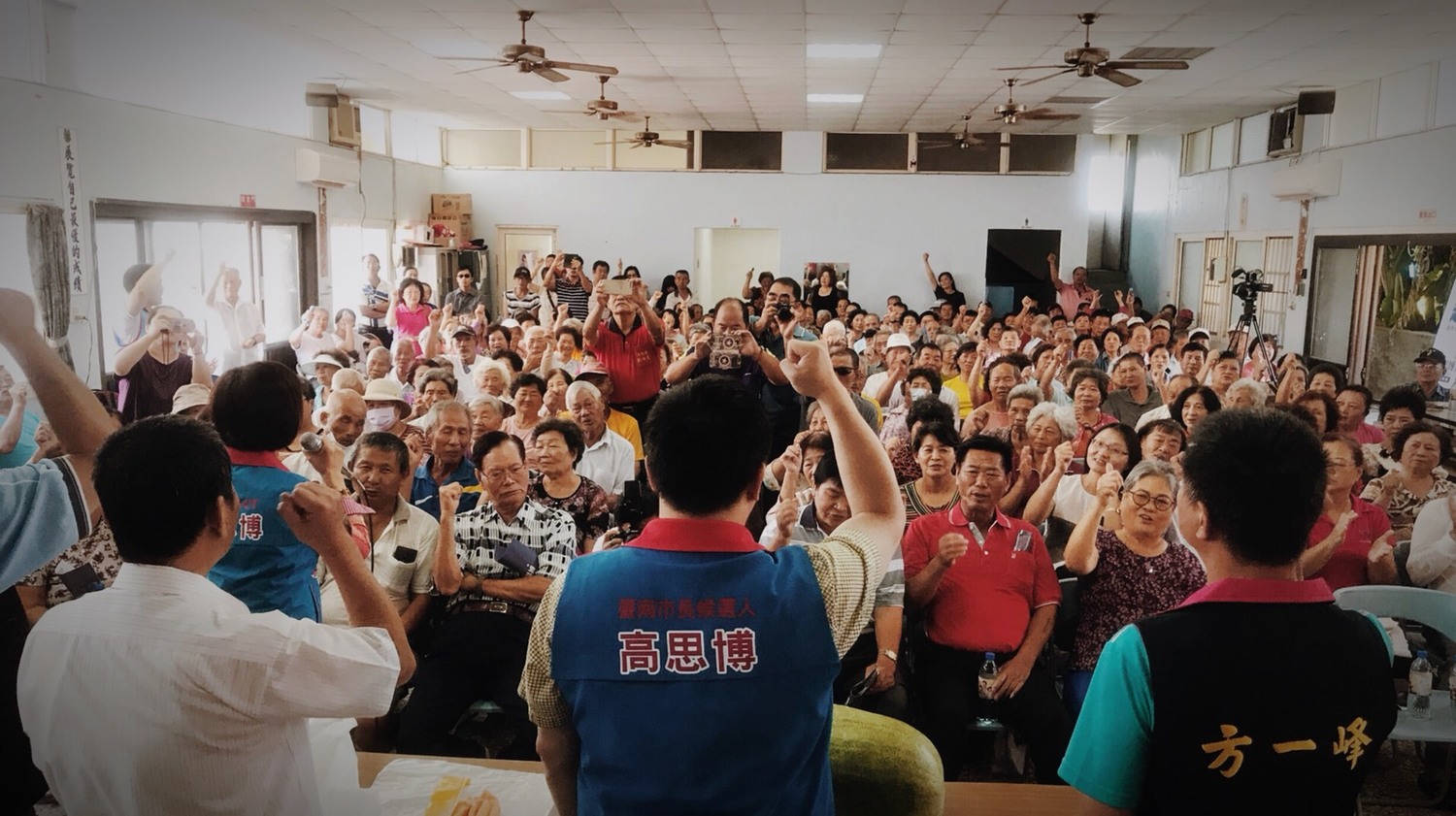 學甲區固本講座會場擠滿支持群眾,其中大多是當地漁民及虱目魚業者。 圖:黃博郎/攝 學甲區固本講座會場擠滿支持群眾,其中大多是當地漁民及虱目魚業者。 圖:黃博郎/攝