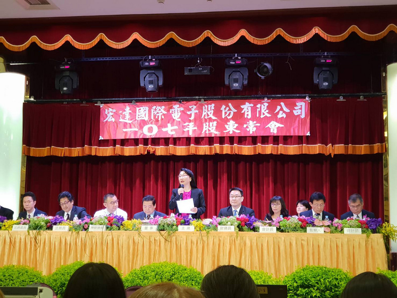 宏達電去年虧損2個資本額,小股東對宏達電董事長王雪紅抱怨,「多少人身家性命在你手上」,王雪紅回應,2018年有信心賺錢,也希望能配給股東,「今、明年願景布局將完成」。 圖/中央社 宏達電去年虧損2個資本額,小股東對宏達電董事長王雪紅抱怨,「多少人身家性命在你手上」,王雪紅回應,2018年有信心賺錢,也希望能配給股東,「今、明年願景布局將完成」。 圖/中央社