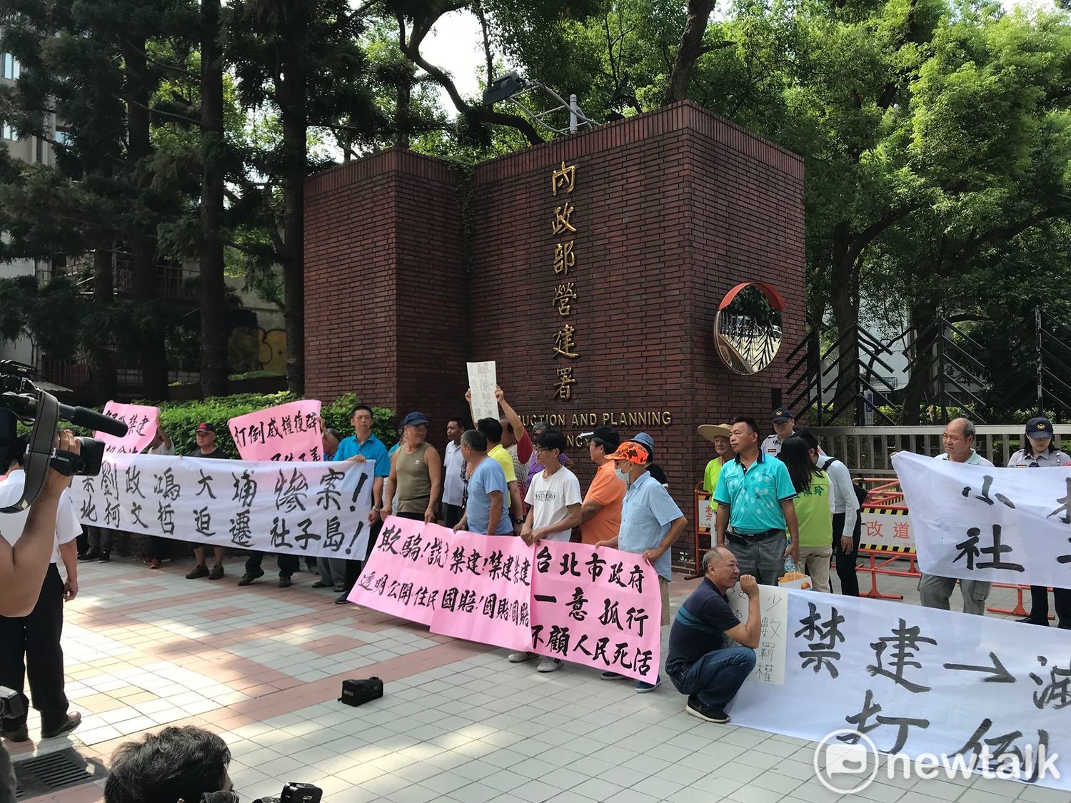 內政部場外有民眾抗議質疑「劉政鴻大埔慘案、柯文哲迫遷社子島」、「小林村滅村是天災、社子島滅村是柯禍!」怒批禁建社子島是滅村。 圖 : 周煊惠 / 攝 內政部場外有民眾抗議質疑「劉政鴻大埔慘案、柯文哲迫遷社子島」、「小林村滅村是天災、社子島滅村是柯禍!」怒批禁建社子島是滅村。 圖 : 周煊惠 / 攝