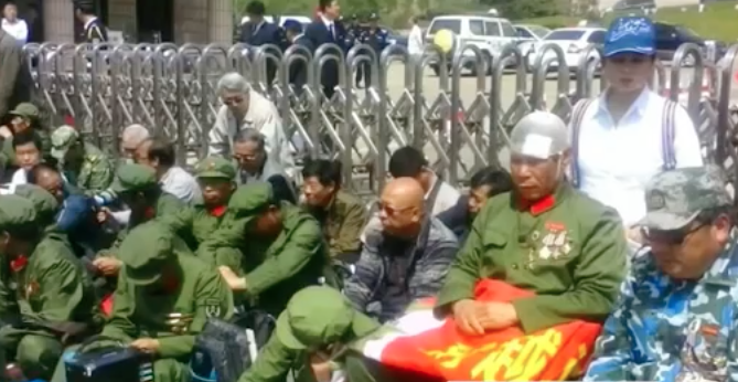 老兵們大部份身穿迷彩軍服,拿着國旗,叫着「改善老兵生活」口號。一些抗議老兵手裏舉著紅色標語,上面寫著「我們是共產黨員,不是罪犯」。 圖:翻攝自網路 老兵們大部份身穿迷彩軍服,拿着國旗,叫着「改善老兵生活」口號。一些抗議老兵手裏舉著紅色標語,上面寫著「我們是共產黨員,不是罪犯」。 圖:翻攝自網路