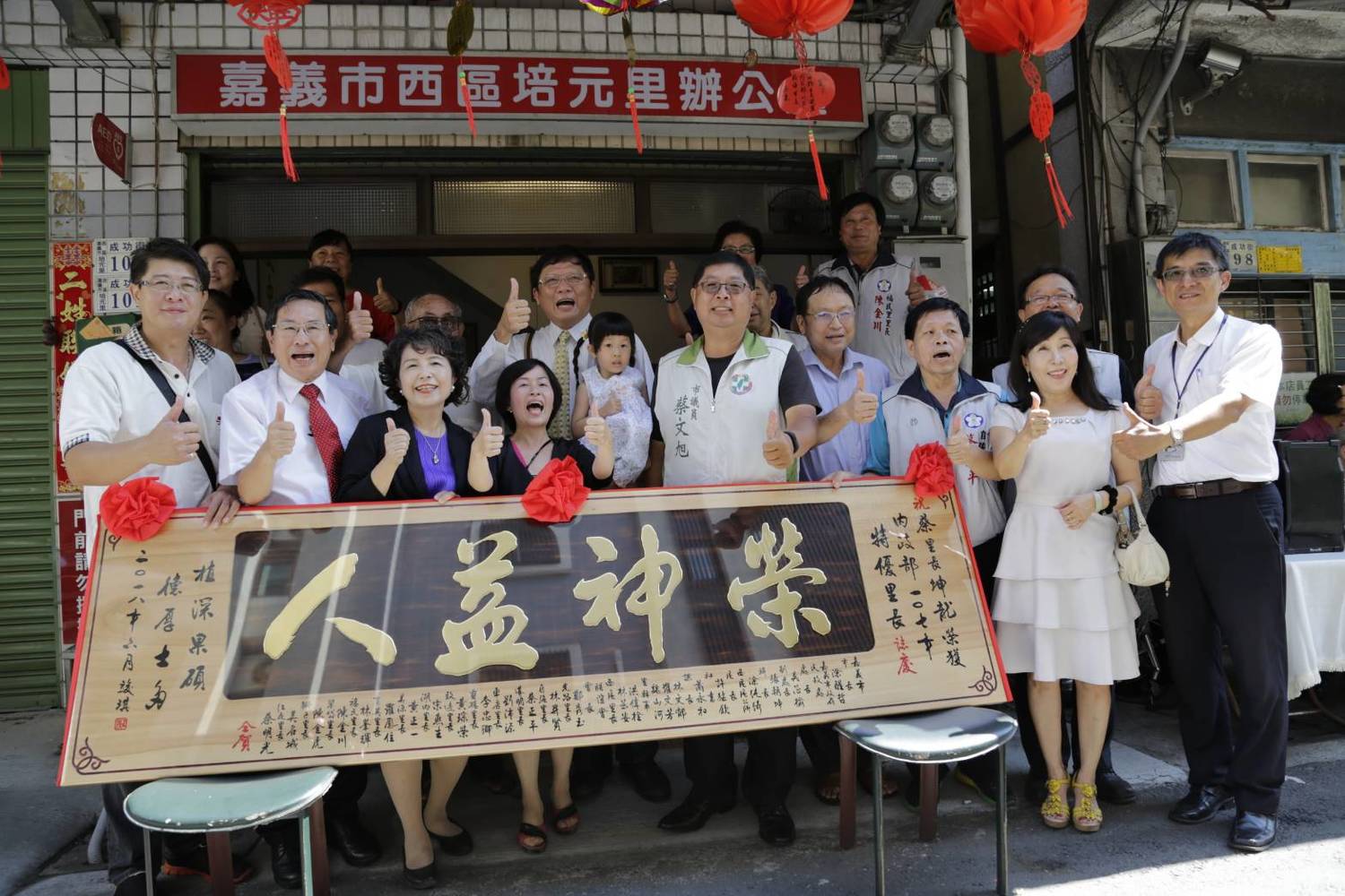 里長蔡坤龍時常關懷協助老人，先前母親節他也祝培元里九十七歲阿嬤梁吳亦母親節快樂。
