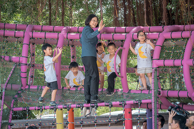 蔡英文總統今(28)日上午前往台北市立南海實驗幼兒園出席「幼兒園孩子創作繪本『遊戲場發生什麼事?』新書發表會」。 蔡英文總統今(28)日上午前往台北市立南海實驗幼兒園出席「幼兒園孩子創作繪本『遊戲場發生什麼事?』新書發表會」。