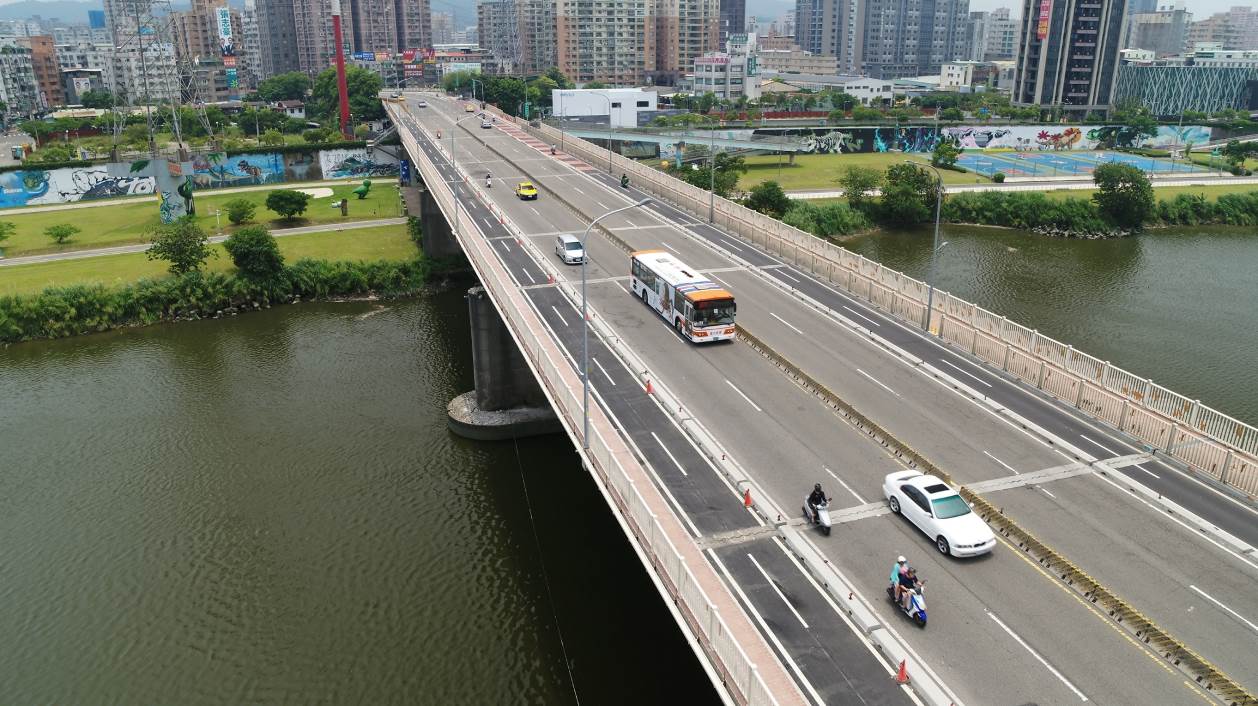華中橋目前機車道工程已完成，估計在6月30日9時會先行開放機車道通車及人行道通行。