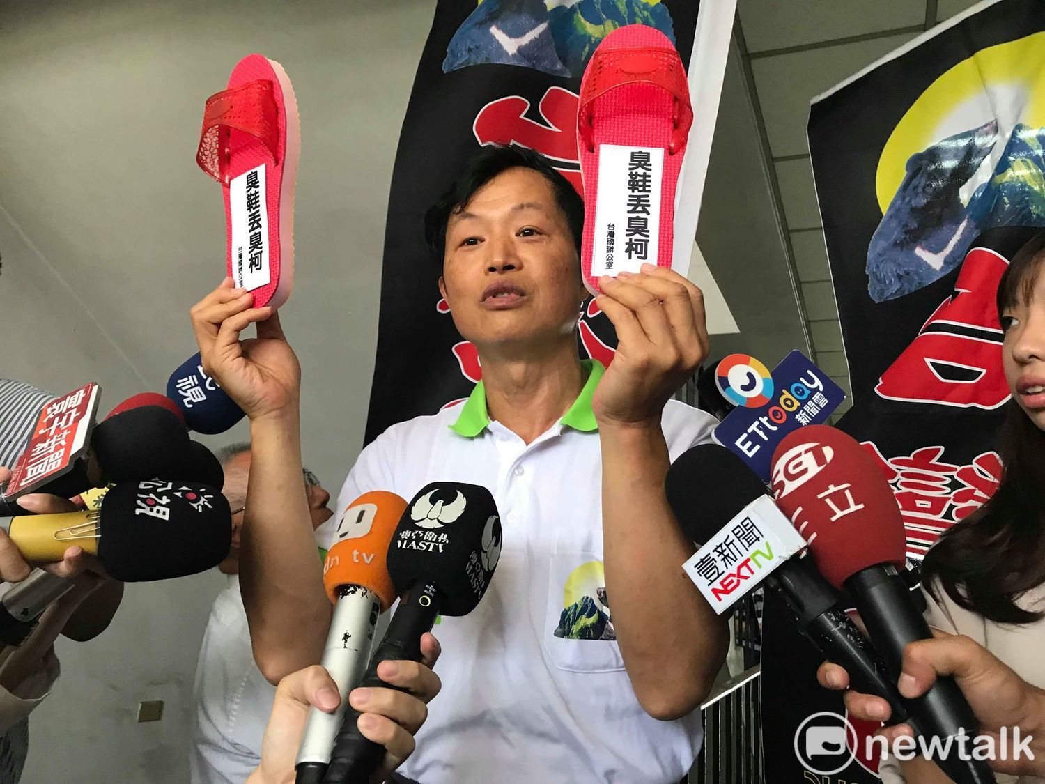 台灣國辦公室主任陳峻涵說,總統蔡英文日前難得態度較強硬呼籲國際制約中國擴張霸權,柯文哲卻好像跟中國裡應外合唱衰台灣,講什麼國家力量不夠會被人家笑,「搞不懂你在幹嘛」。 圖 : 周煊惠 / 攝 台灣國辦公室主任陳峻涵說,總統蔡英文日前難得態度較強硬呼籲國際制約中國擴張霸權,柯文哲卻好像跟中國裡應外合唱衰台灣,講什麼國家力量不夠會被人家笑,「搞不懂你在幹嘛」。 圖 : 周煊惠 / 攝