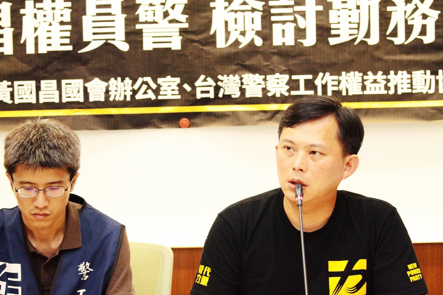 黃國昌及警察工作權益推動協會,呼籲勤務時間8小時常態化,期盼保訓會作出公正審理。 圖:黃國昌辦公室提供 黃國昌及警察工作權益推動協會,呼籲勤務時間8小時常態化,期盼保訓會作出公正審理。 圖:黃國昌辦公室提供