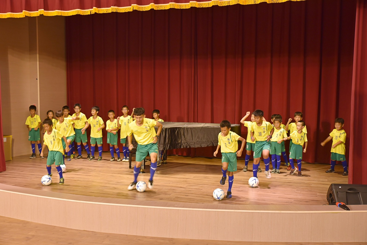 桃捷公司捐贈200顆足球予14所大園區的國中、小學，為7月即將開打的「Goal！直達冠軍」第一屆桃捷盃五人制足球錦標賽練習準備。 