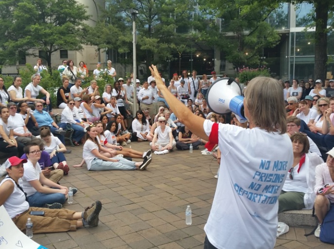 「女性大遊行」公民不服從行動吸引許多支持者參與。 圖:翻攝Lucky Tran推特 「女性大遊行」公民不服從行動吸引許多支持者參與。 圖:翻攝Lucky Tran推特