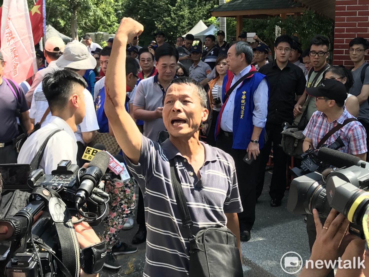 自稱退軍的反年改成員魏志明高呼「警察打人」,讓他手流血。 圖 : 周煊惠 / 攝 自稱退軍的反年改成員魏志明高呼「警察打人」,讓他手流血。 圖 : 周煊惠 / 攝