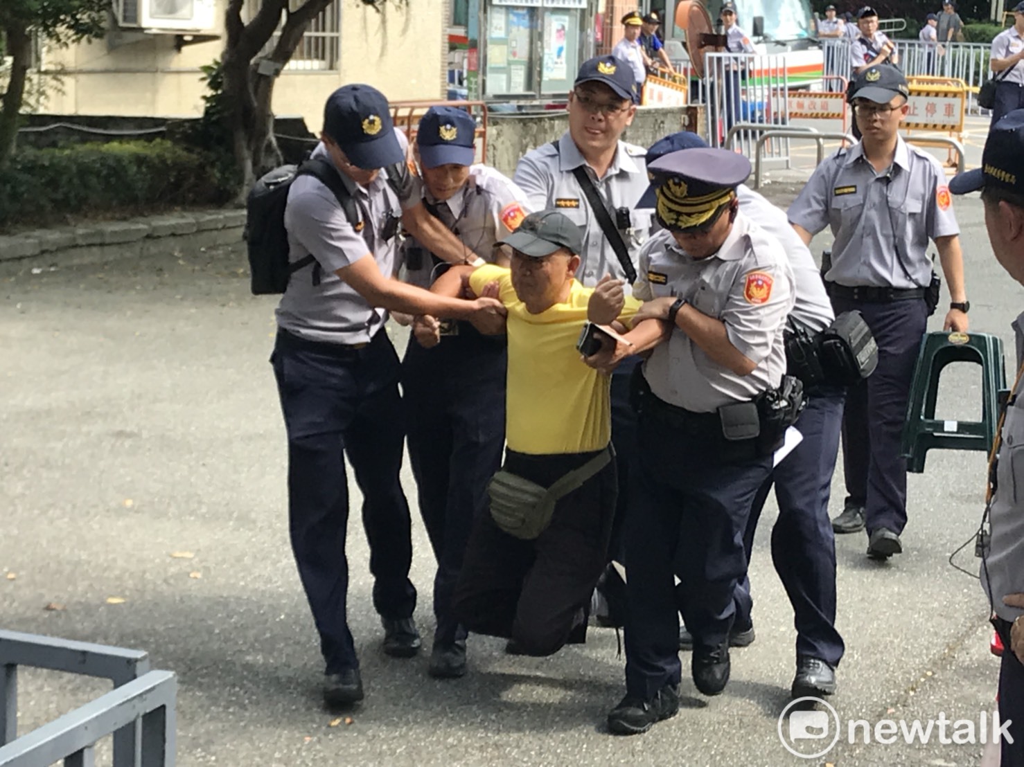 一位自稱退伍軍人的抗議民眾遭警方抬進意見表達區。 圖 : 周煊惠 / 攝 一位自稱退伍軍人的抗議民眾遭警方抬進意見表達區。 圖 : 周煊惠 / 攝