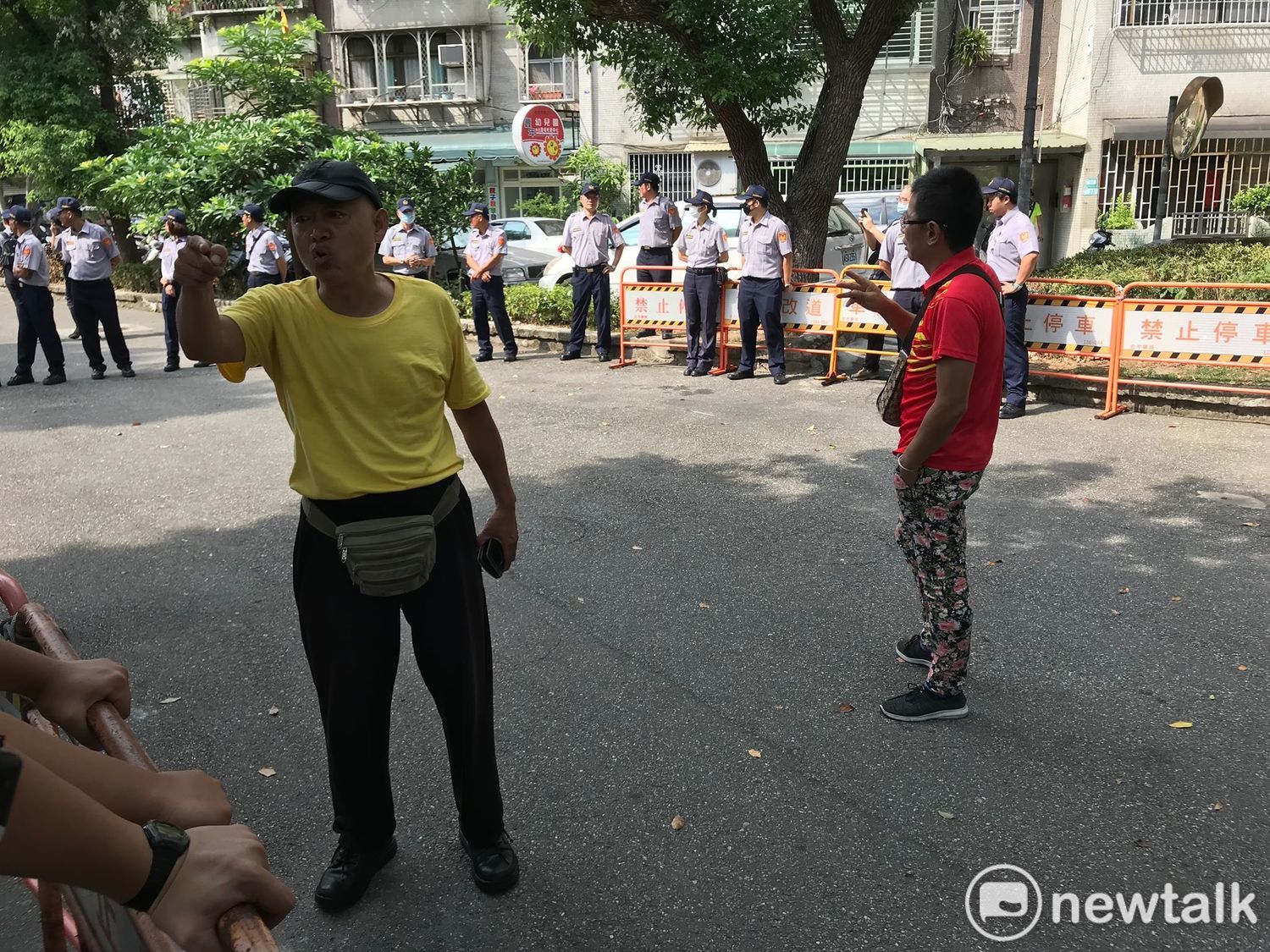退伍軍人指著警方開罵。 圖 : 周煊惠 / 攝 退伍軍人指著警方開罵。 圖 : 周煊惠 / 攝