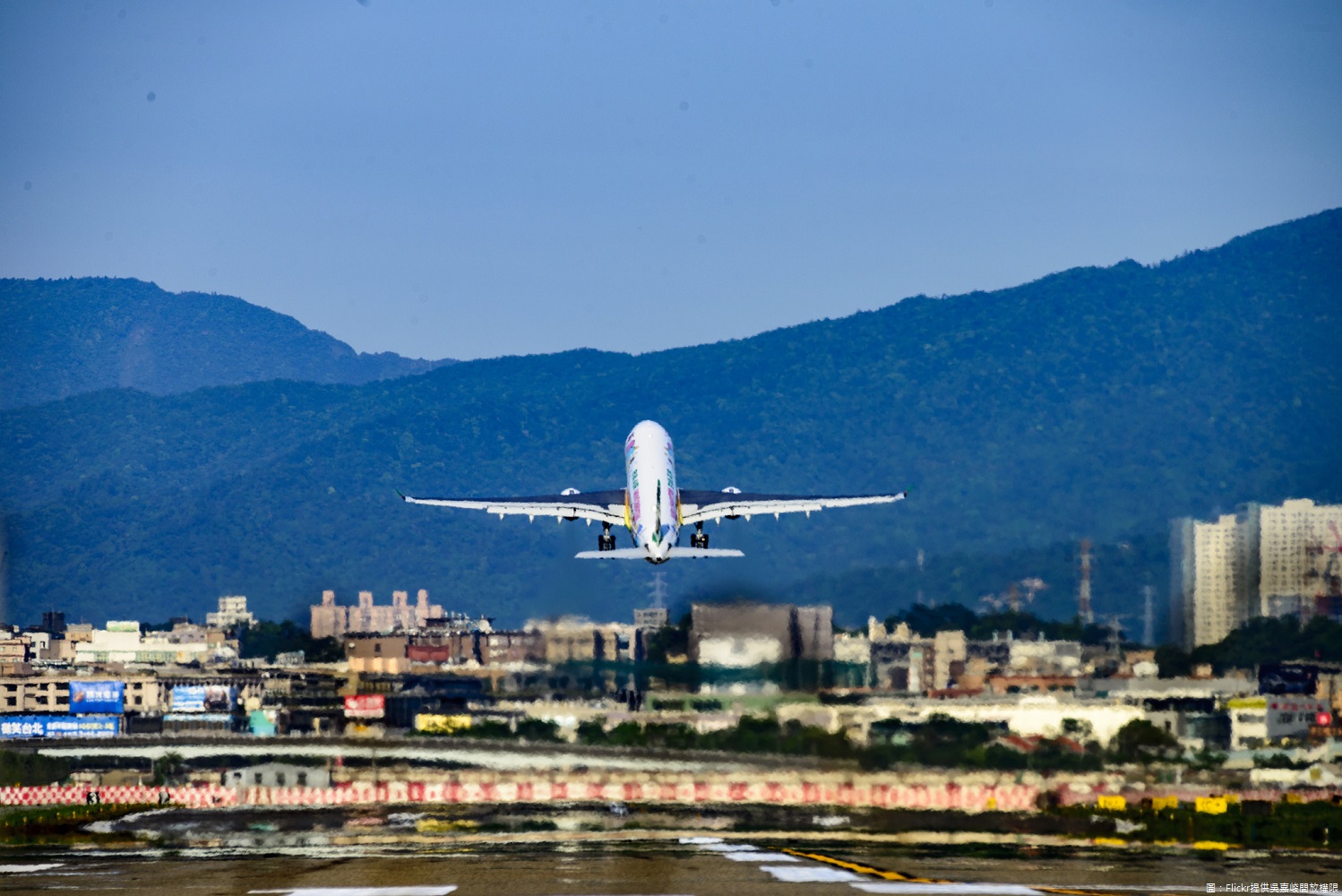 交通部觀光局提醒旅客,參加旅行社舉辦之旅遊活動或購買國際機票,應注意參團旅遊應選擇領有旅行業執照之合法旅行社簽訂旅遊契約較有保障。 圖:翻攝自Flickr/吳嘉峻開放權限 交通部觀光局提醒旅客,參加旅行社舉辦之旅遊活動或購買國際機票,應注意參團旅遊應選擇領有旅行業執照之合法旅行社簽訂旅遊契約較有保障。 圖:翻攝自Flickr/吳嘉峻開放權限