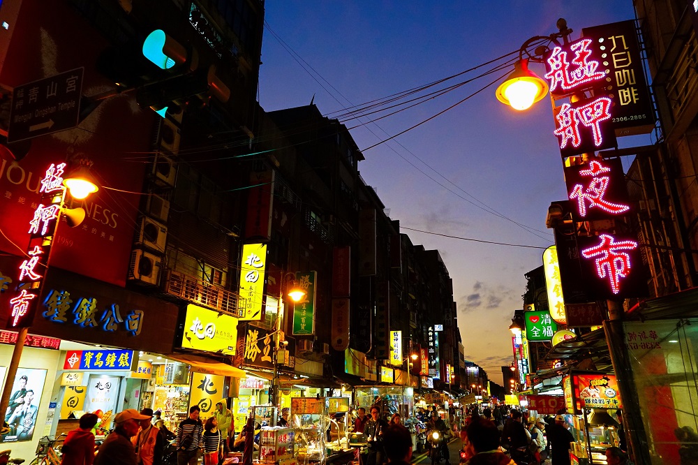 逛夜市是網友最推薦熊讚帶外國友人造訪的夜間觀光活動之一。 圖:台北市觀光傳播局/提供 逛夜市是網友最推薦熊讚帶外國友人造訪的夜間觀光活動之一。 圖:台北市觀光傳播局/提供