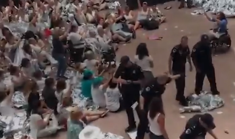 抗議者在參議院辦公大樓的中庭靜坐,遭到國會警察拘留,之後當場釋放。 圖:翻攝Women's March推特 抗議者在參議院辦公大樓的中庭靜坐,遭到國會警察拘留,之後當場釋放。 圖:翻攝Women's March推特