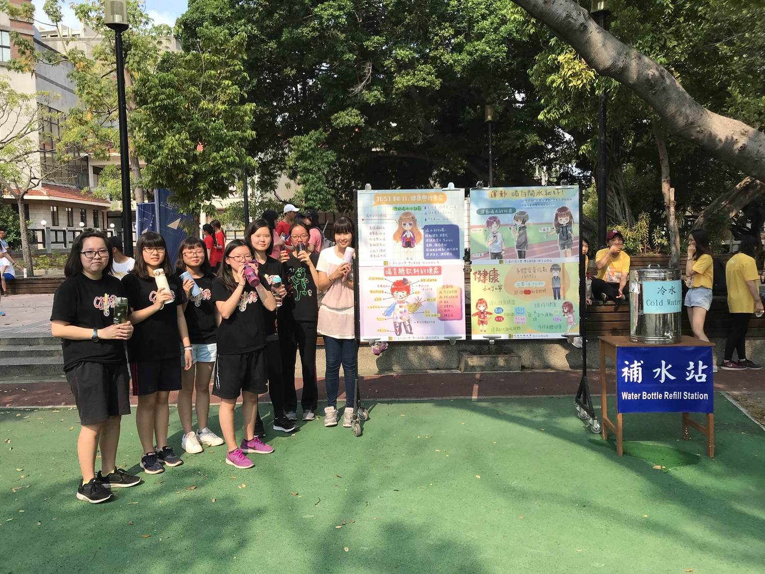 文藻外語大學衛保組協同傳播藝術系及衛保志工，合作設計喝白開水最健康、糖飲壞處等海報，於校內廣為張貼宣傳健康飲食概念。