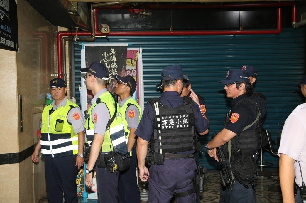 雙北昨晚擴大聯合稽查「暑期保護青少年-青春專案」,以實際行動宣示政府保護青少年安全之決心。 圖/新北警方提供 雙北昨晚擴大聯合稽查「暑期保護青少年-青春專案」,以實際行動宣示政府保護青少年安全之決心。 圖/新北警方提供
