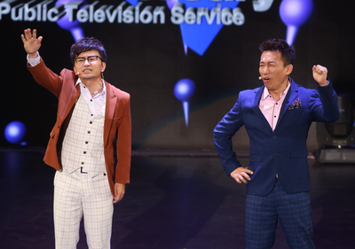 公共電視喜迎20週年,「公視20 感謝有你」台慶晚會30日在台北國父紀念館舉行,藝人郭子乾(右)、唐從聖(左)以雙人相聲「彈指之間說公視」,重溫公視為台灣帶來的美好回憶。 圖:中央社 公共電視喜迎20週年,「公視20 感謝有你」台慶晚會30日在台北國父紀念館舉行,藝人郭子乾(右)、唐從聖(左)以雙人相聲「彈指之間說公視」,重溫公視為台灣帶來的美好回憶。 圖:中央社