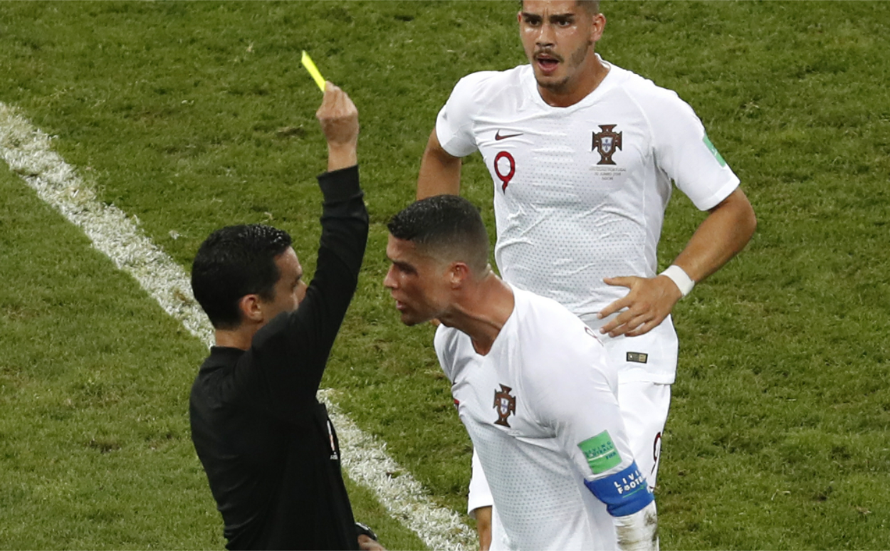 葡萄牙當家主將C羅(Cristiano Ronaldo)抗議裁判未抓烏拉圭球員犯規,遭裁判開給他一張黃牌伺候,C羅情緒顯得十分激動。 圖:達志影像/美聯社 葡萄牙當家主將C羅(Cristiano Ronaldo)抗議裁判未抓烏拉圭球員犯規,遭裁判開給他一張黃牌伺候,C羅情緒顯得十分激動。 圖:達志影像/美聯社