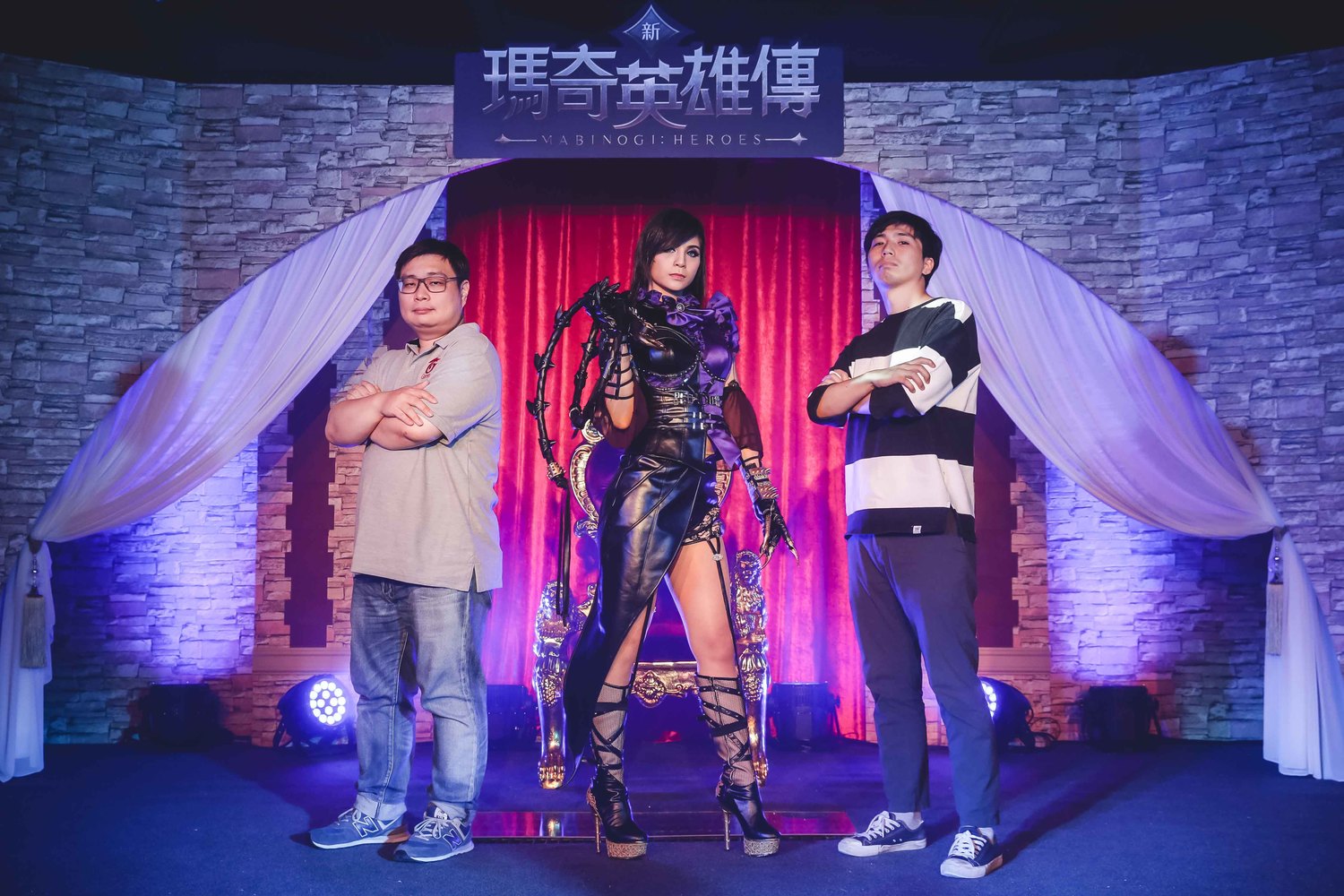 手持魔鞭踏著性感腳步的艾瑞莎,完美演繹魔鞭魅力。 手持魔鞭踏著性感腳步的艾瑞莎,完美演繹魔鞭魅力。