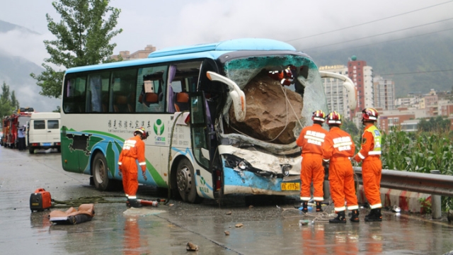 四川雅安市昨天傳出有一輛載着38人的旅遊巴士,行至石棉縣時遭突然滑落的大石砸中,目前已知一死六傷。 圖/翻攝自微博 四川雅安市昨天傳出有一輛載着38人的旅遊巴士,行至石棉縣時遭突然滑落的大石砸中,目前已知一死六傷。 圖/翻攝自微博