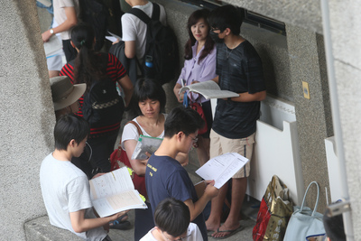107學年度大學指考1日登場,首日考物理、化學、生物,學生在家長陪伴下溫習功課,做考前最後衝刺。 圖/中央社 107學年度大學指考1日登場,首日考物理、化學、生物,學生在家長陪伴下溫習功課,做考前最後衝刺。 圖/中央社