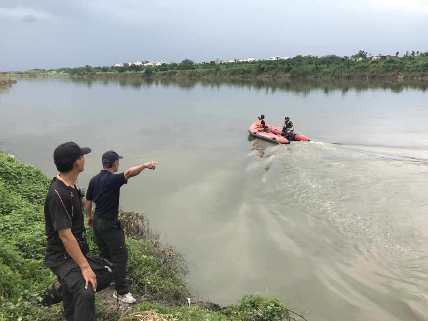 民眾協助消防隊搜救。 圖:翻攝網路 民眾協助消防隊搜救。 圖:翻攝網路