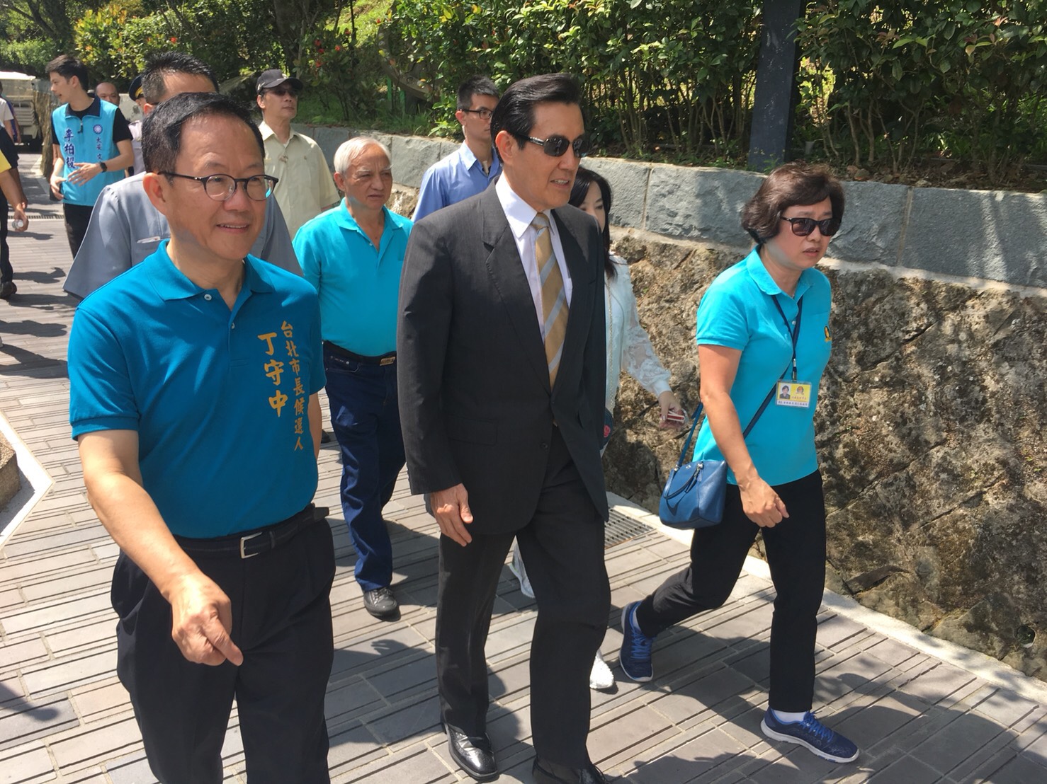 國民黨台北市長參選人丁守中陪同前總統馬英九進入指南宮慶典活動會場。 圖:丁守中競選辦公室/提供 國民黨台北市長參選人丁守中陪同前總統馬英九進入指南宮慶典活動會場。 圖:丁守中競選辦公室/提供