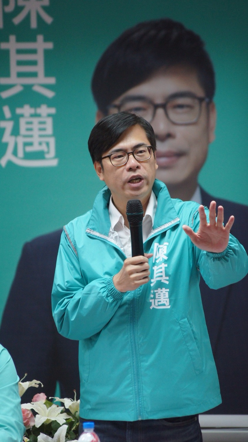 陳其邁回應鄉親的熱情強調,會以母雞帶小雞的精神,讓民進黨議會過半,延續優質市政建設,創造高雄成為「好生活、好賺錢」的所在。 圖:陳其邁辦公室/提供 陳其邁回應鄉親的熱情強調,會以母雞帶小雞的精神,讓民進黨議會過半,延續優質市政建設,創造高雄成為「好生活、好賺錢」的所在。 圖:陳其邁辦公室/提供