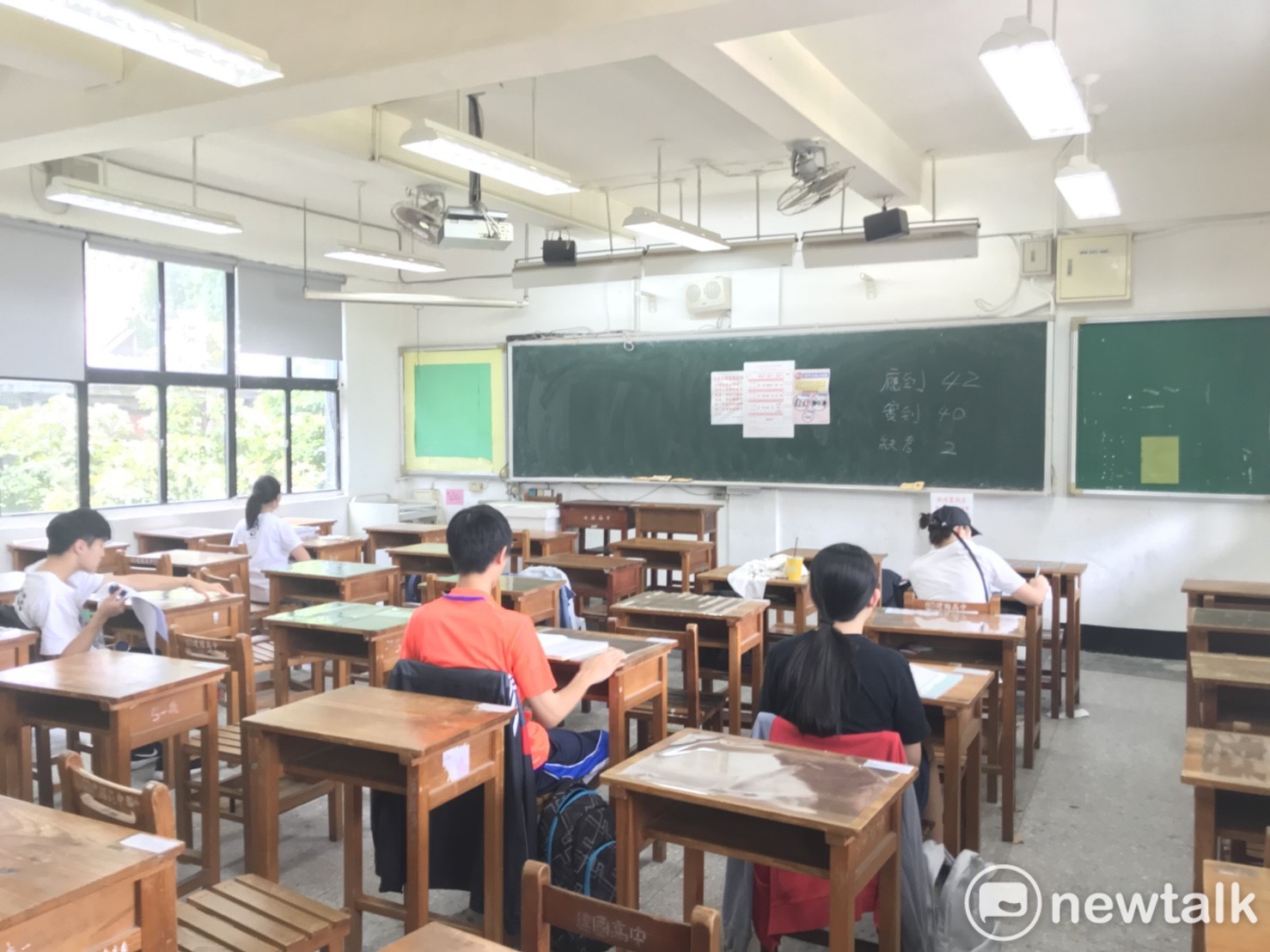 休息時間,仍可以看到學生不放過讀書的機會。 圖 : 聶良恩/攝 休息時間,仍可以看到學生不放過讀書的機會。 圖 : 聶良恩/攝