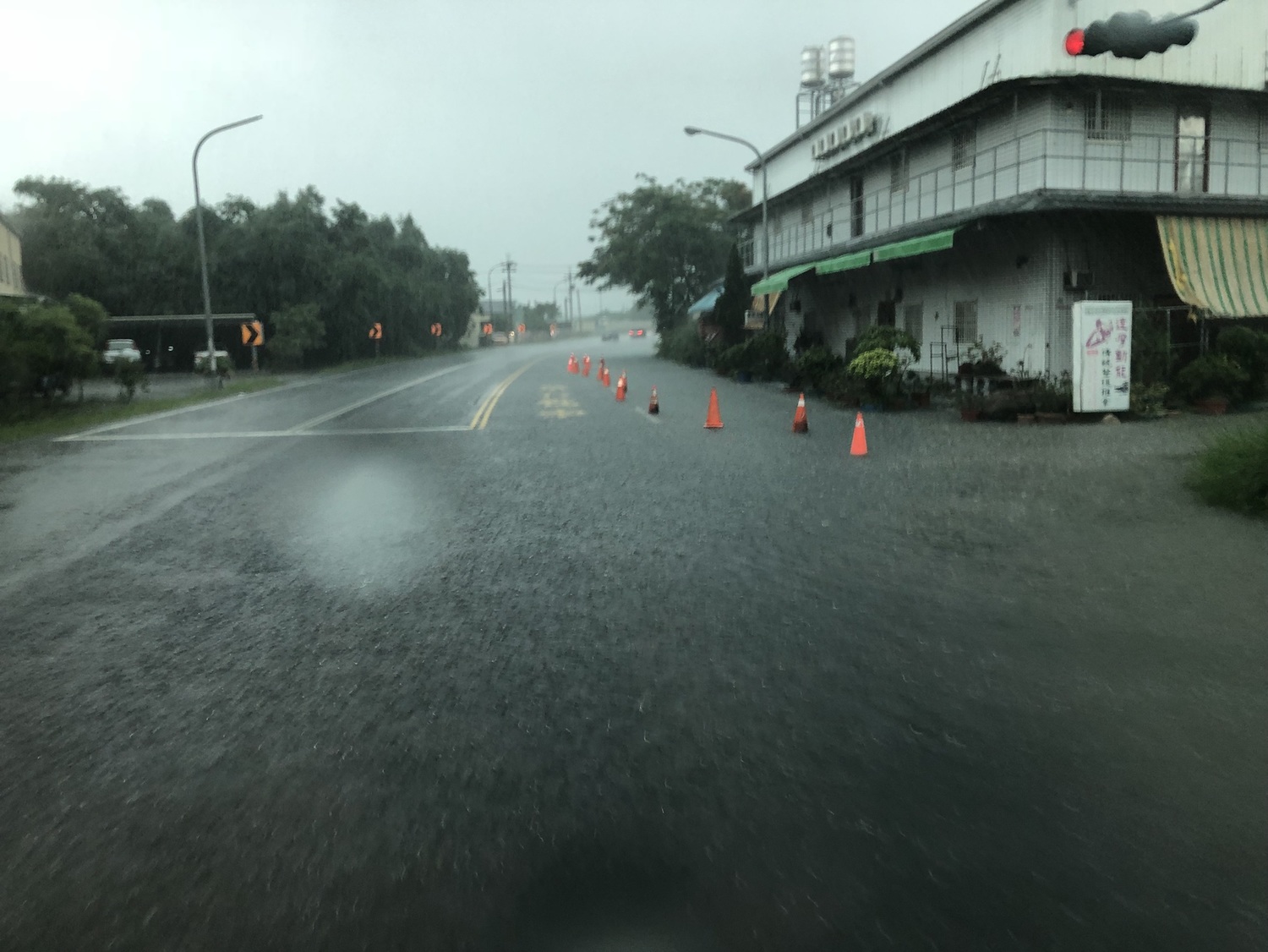 今(2)日西南風增強,挾帶大量水氣,豪雨轟炸南台灣。 圖:屏東市政府/提供 今(2)日西南風增強,挾帶大量水氣,豪雨轟炸南台灣。 圖:屏東市政府/提供