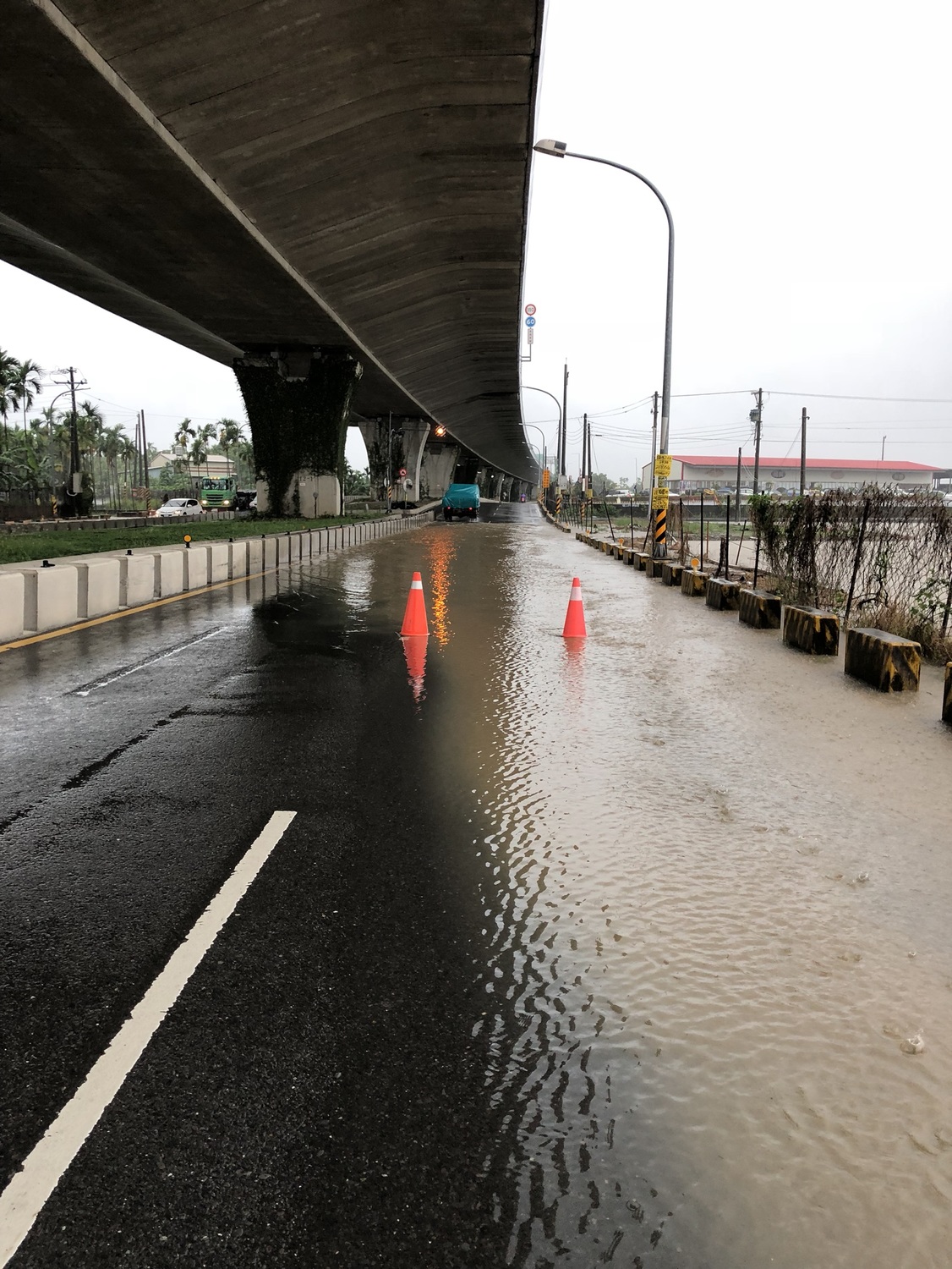 屏東縣潮州鎮因淹水而造成馬路封閉。 圖:屏東市政府/提供 屏東縣潮州鎮因淹水而造成馬路封閉。 圖:屏東市政府/提供