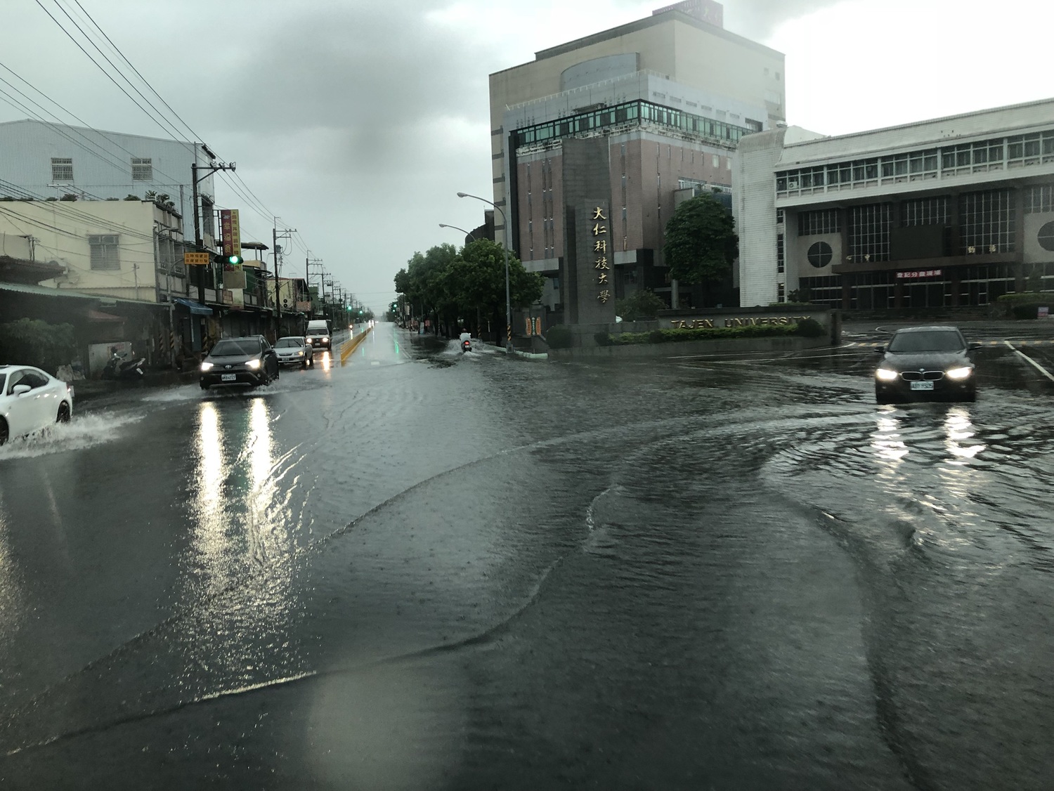 大仁科技大學前水位深至汽車輪胎。 圖:屏東市政府/提供 大仁科技大學前水位深至汽車輪胎。 圖:屏東市政府/提供