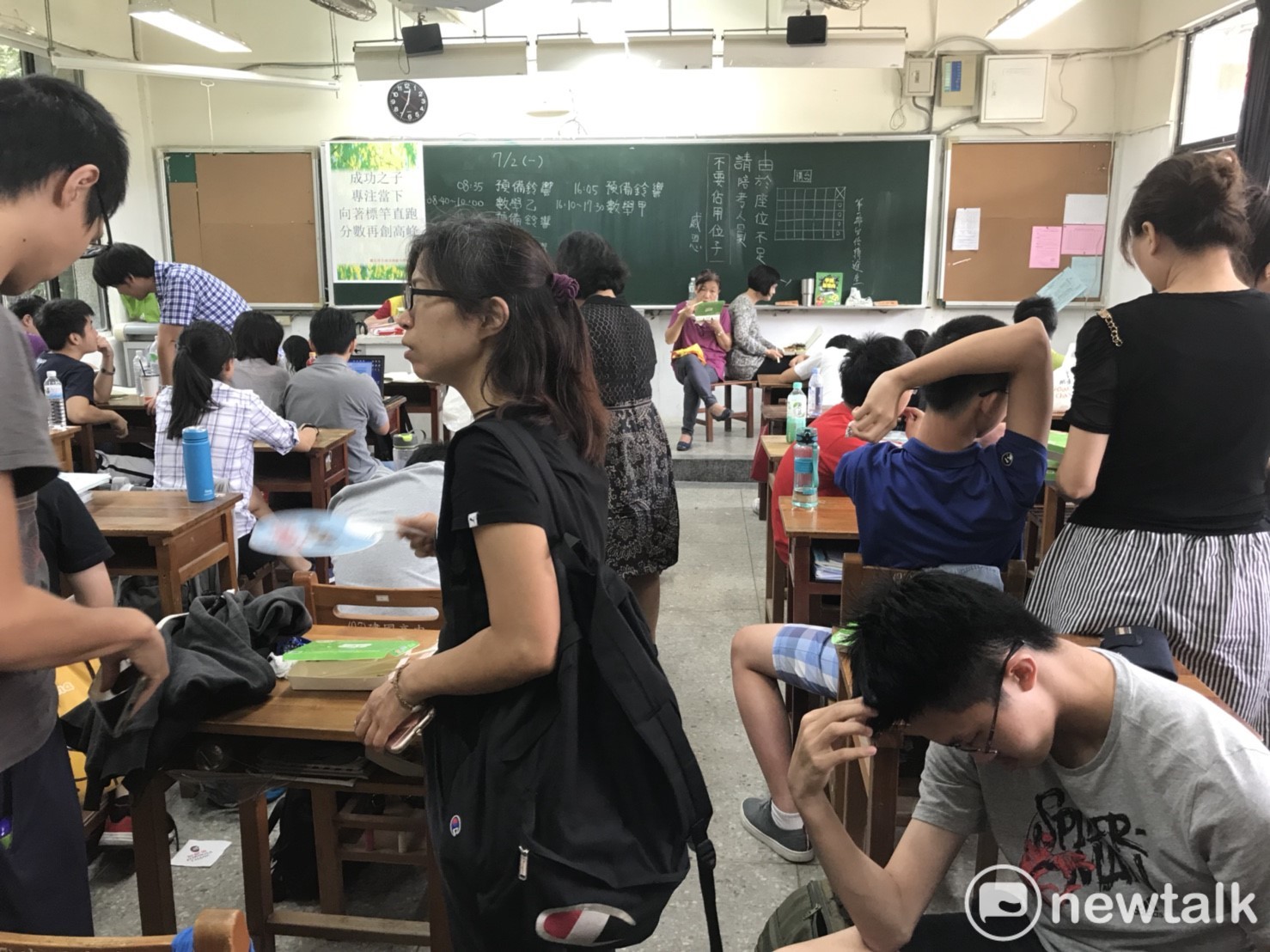 大學指考第二天,下午首場考試為英文,非選題分為中翻英及英文作文等兩大部分。英文作文部分,要求考生設計辦理一場社區活動,從老人關懷、特色市集以及藝文活動等選項中,選出一項作答。對此,有學生認為明確的題目好發揮,也有同學認為作文很貼近生活。 圖 : 聶良恩/攝 大學指考第二天,下午首場考試為英文,非選題分為中翻英及英文作文等兩大部分。英文作文部分,要求考生設計辦理一場社區活動,從老人關懷、特色市集以及藝文活動等選項中,選出一項作答。對此,有學生認為明確的題目好發揮,也有同學認為作文很貼近生活。 圖 : 聶良恩/攝